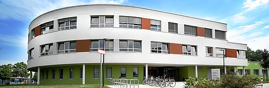 Halbrundes modernes Gebäude mit zwei Etagen, medizinisches Versorgungszentrum 2 der Unimedizin Rostock.